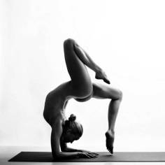 Nude Yoga Girl - Be artist Be art